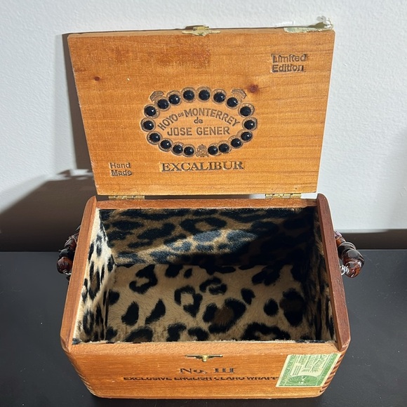 Vintage wooden cigar box purse lined with glass beaded handle and charm - Picture 7 of 15